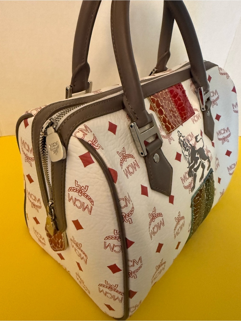 MCM Visetos Munich Lion Boston Satchel – White Multicolor